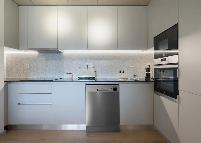 Host Wise - Luxurious Impressive - Balcony And Pool Apartment *