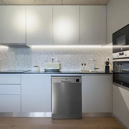 Host Wise - Luxurious Impressive - Balcony And Pool Apartment *