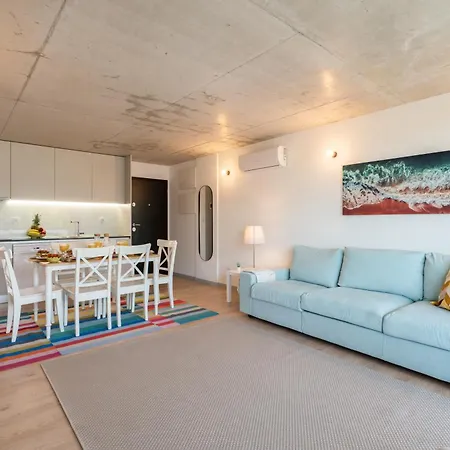 Host Wise - Luxurious Impressive - Balcony And Pool Apartment *