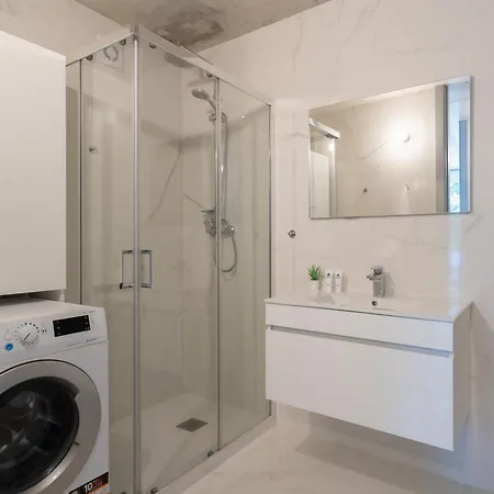 Host Wise - Luxurious Impressive - Balcony And Pool Apartment *