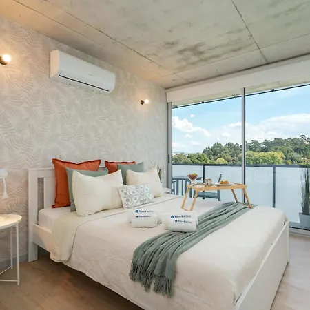 Host Wise - Luxurious Impressive - Balcony And Pool Apartment *