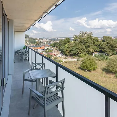 Host Wise - Luxurious Impressive - Balcony And Pool Apartment