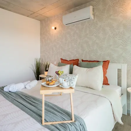 Host Wise - Luxurious Impressive - Balcony And Pool Apartment *