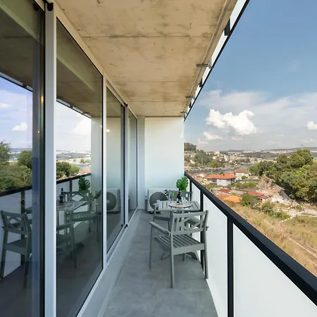 Host Wise - Luxurious Impressive - Balcony And Pool Apartment