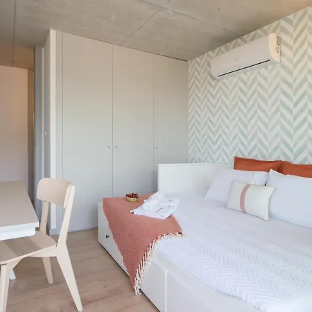 Host Wise - Luxurious Impressive - Balcony And Pool Apartment *