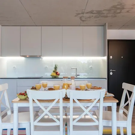 Host Wise - Luxurious Impressive - Balcony And Pool Apartment *